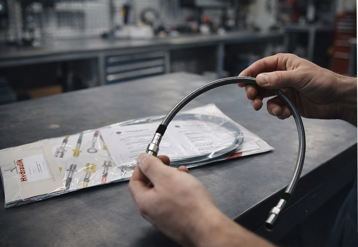 Montage und Konfektionierung von Stahlflex Bremsleitungen